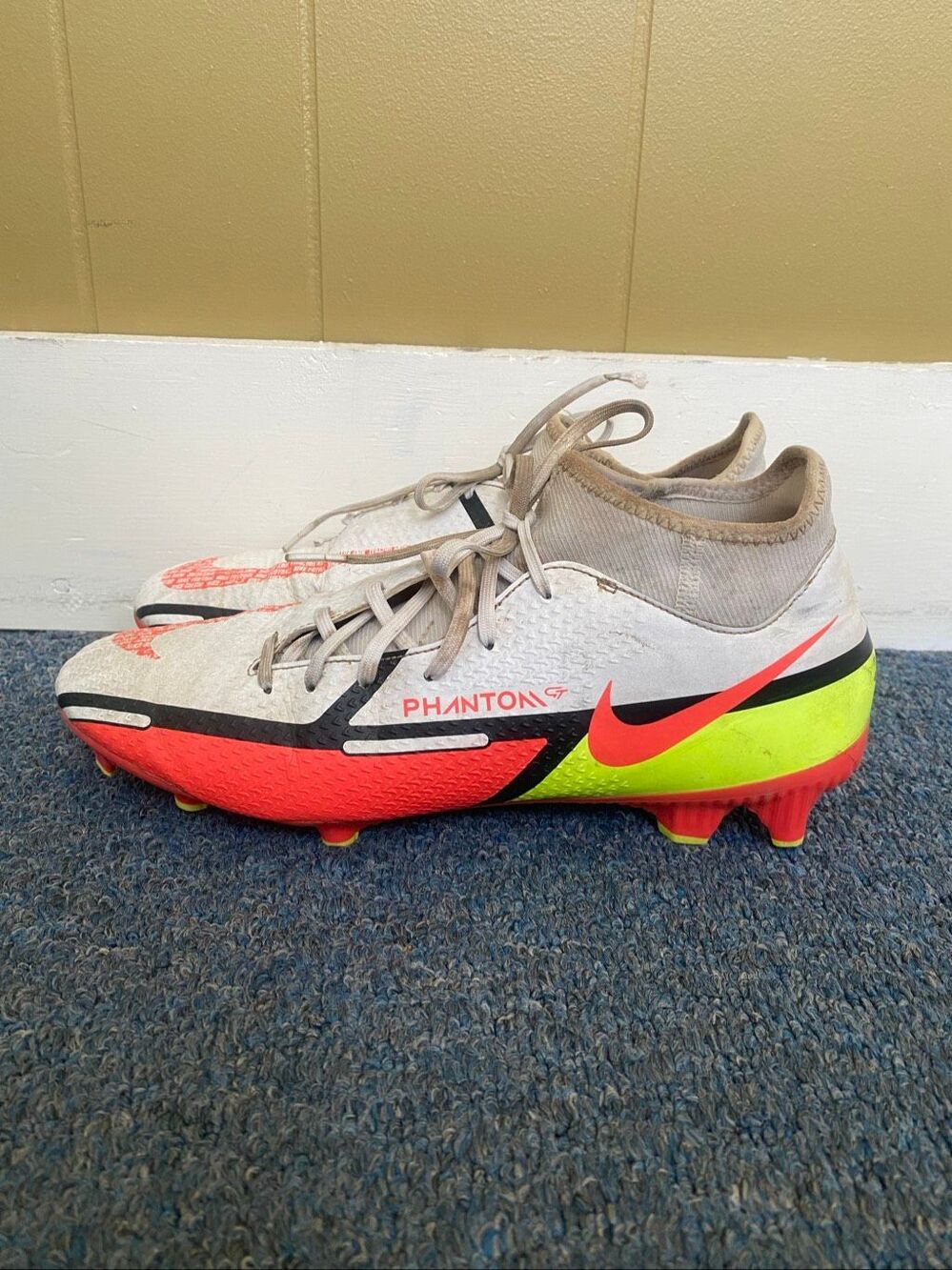 Nike men 8 phantom soccer cleats with ankle sock & tie up laces